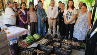 Adana’da 13 kadın üreticiye 23 bin 400 beyaz zambak soğanı dağıtıldı
