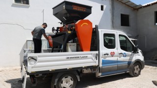 Antalya’da üreticilere yem ezme makinesi desteği