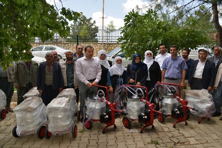 Büyükşehir, üreticiye süt sağım makineleri dağıttı