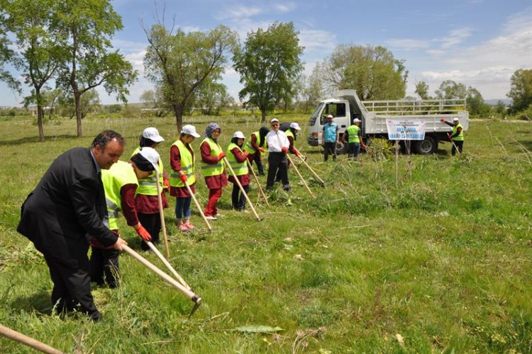 Kütahya’daki meralarda çalı ve yabancı ot temizliği