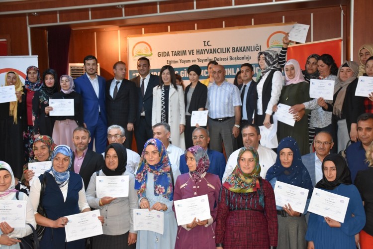 75 Girişimci Kadın Çiftçi sertifikalarını törenle teslim aldı