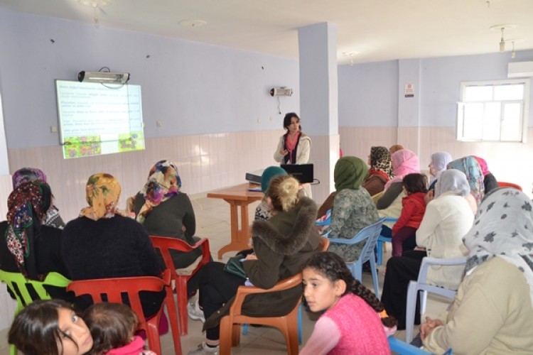 Kadın Çiftçilere Böğürtlenin Yetiştiriciliği ve Faydaları Anlatıldı