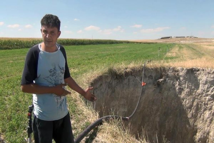 Tarlaya Su Hattı Döşerken 15 Metre Derinliğinde Obruk Oluştu