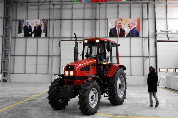 Traktör Fabrikasında İlk Traktörler Banttan İndi