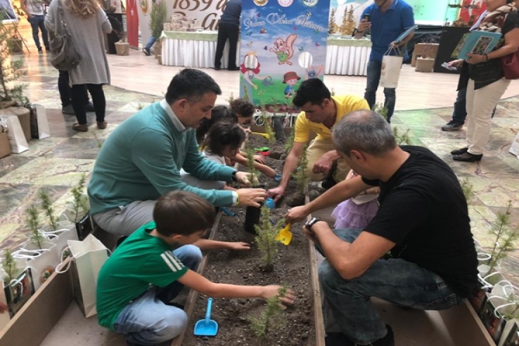 Bakan Pakdemirli, Çocuklarla Fidan Dikti