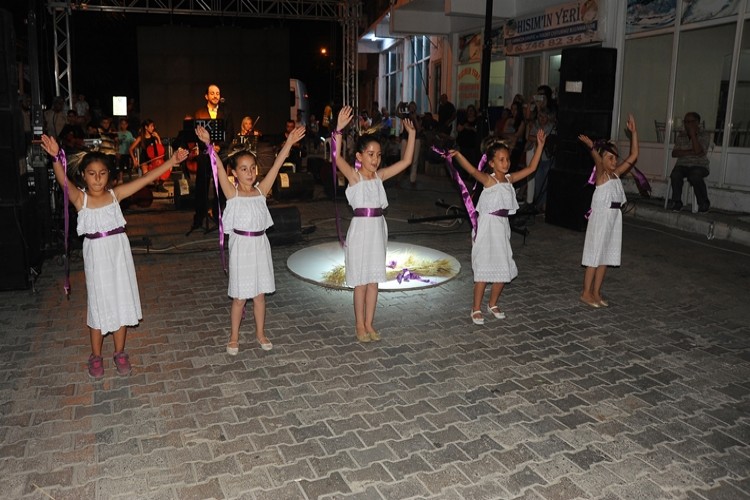 Ulamış Köyü’nün Şarkısı Yapıldı Klibinde Köylüler Oynadı