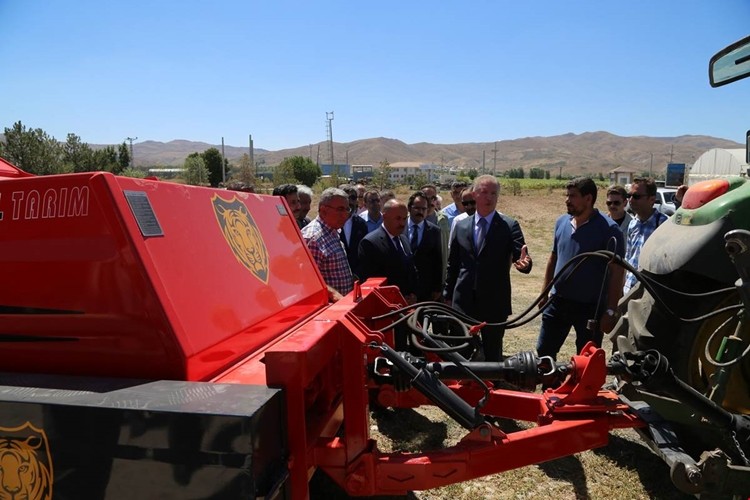 Ziraat Odasına Taş Toplama ve Katı Gübre Dağıtma Makinesi Hibe Edildi