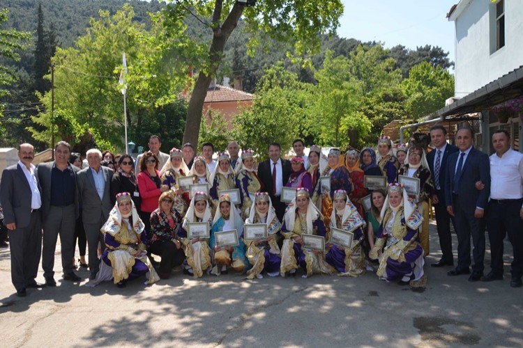 Kemalpaşa Dereköy’lü Çiftçi Kadınlar Halk Oyunları Gösterileriyle Beğeni Topladı