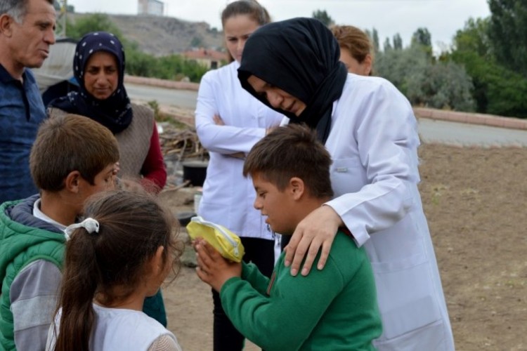 ‘Bir Gülücük, Bin Mutluluk” Dediler, Mevsimlik İşçi Çocukların Yüzünü Güldürdüler