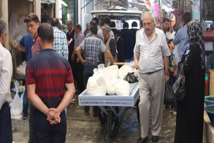 Koyun peynirine talep arttı, vatandaşlar günlerce sipariş için bekliyor