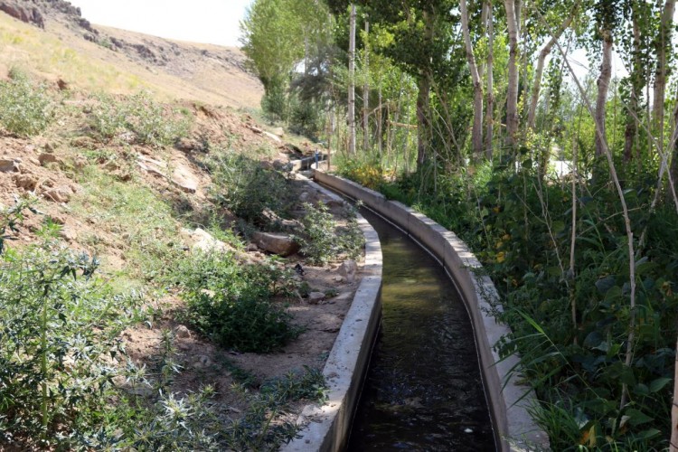 Muradiye'de tarım arazileri için sulama kanalı inşa edildi